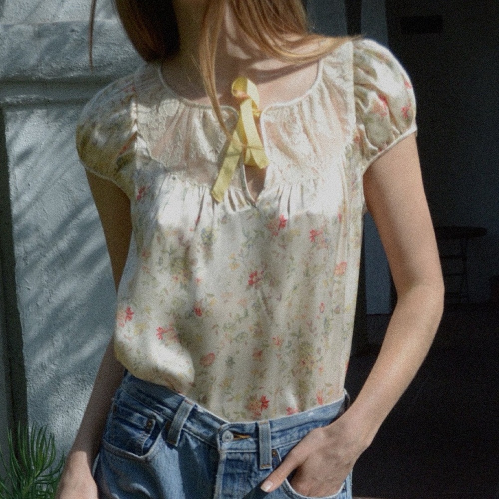 Doen Cream Floral Puff-Sleeve Blouse with Yellow Tie